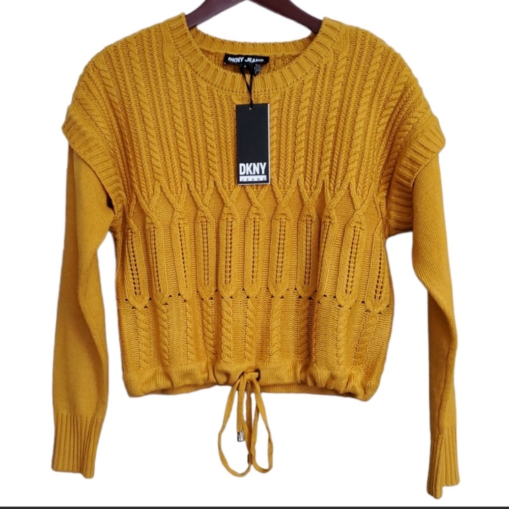 DKNY CABLE KNOT CROPPED YELLOW SWEATER. SIZE M